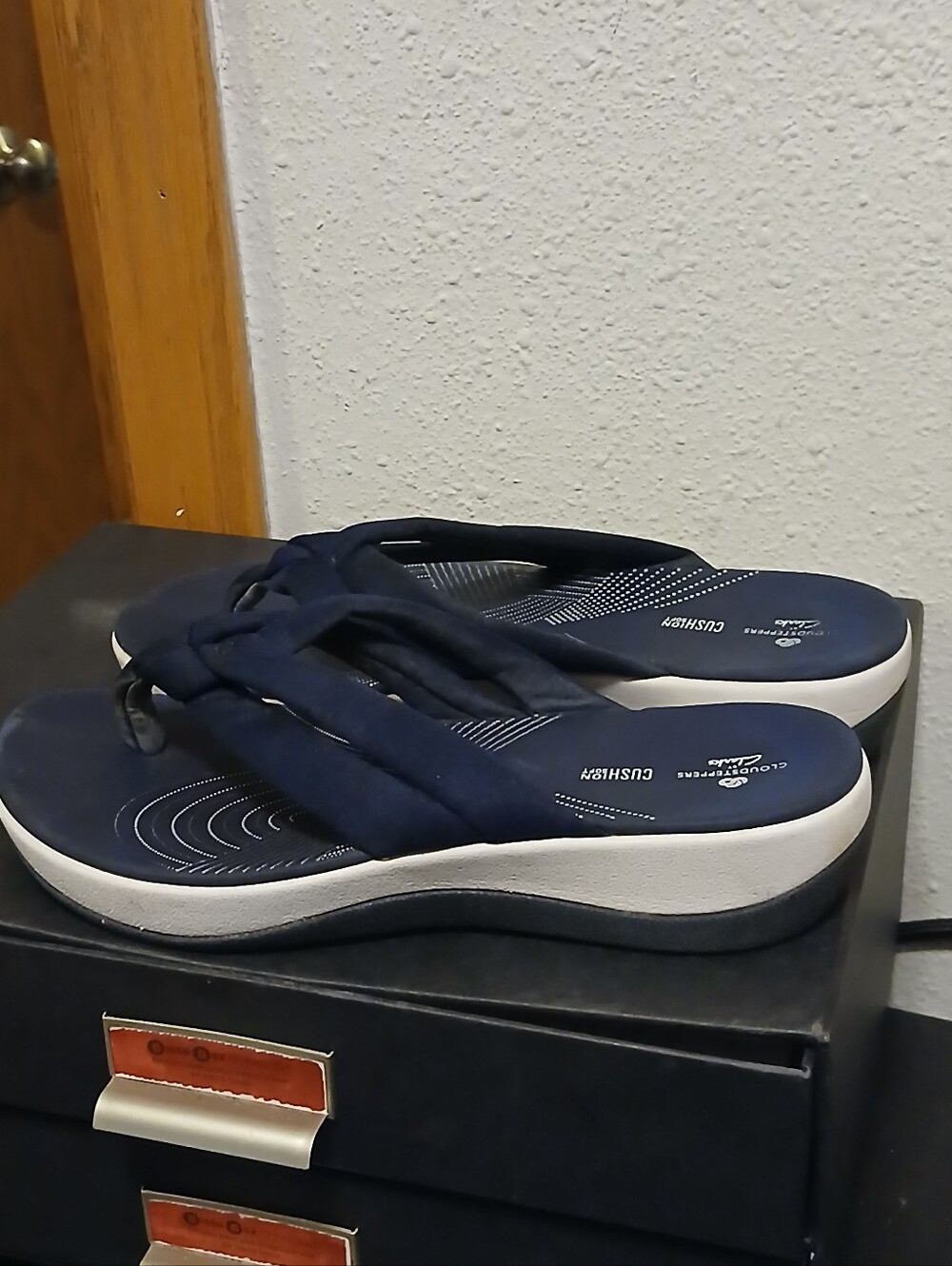 Clarks Cloudsteppers Navy Blue Knotted Thong Sandals Women's Size 9